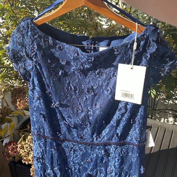 Mac Duggal - Floral Appliqué Boat Neck Short Sleeve Gown - Midnight Size 16 - Picture 9 of 17